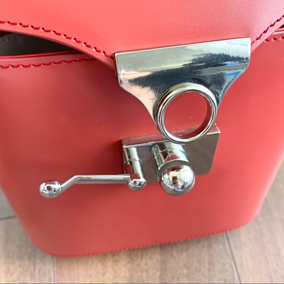 A.Cloud spacecraft turn lock top handle red bag with long strap - Picture 6 of 7